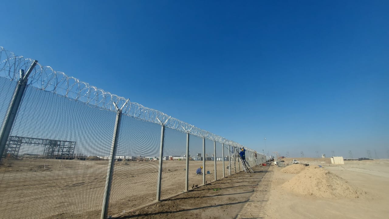 installing fences om MOTD2 project at west alqurna 1